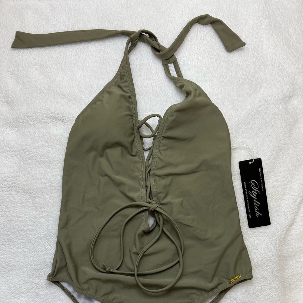 women's swimsuit is new but has no protector